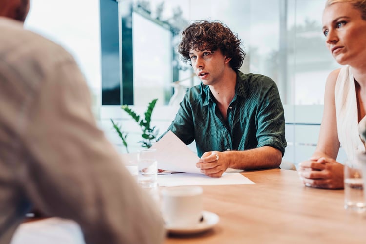 Medewerkers van een organisatie in gesprek
