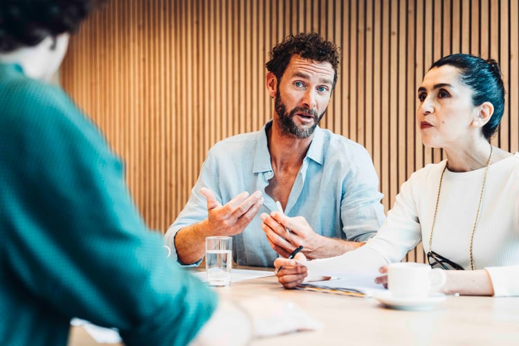 Medewerkers en leidinggevenden in gesprek